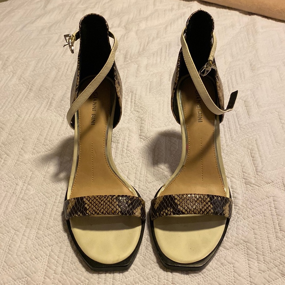 Size 7.5 Giani Bini snake print strapped heel.